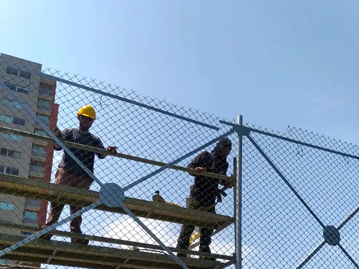 Malla eslabonada tipo ciclón galvanizada para cerramientos perimetrales en canchas y proyectos en Barranquilla
